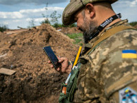 Rușii trimit mesaje de amenințare pe telefoanele personale ale soldaților ucraineni. Ce sunt sfătuiți să facă