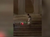 Doi turiști, amendați după ce au aruncat o trotinetă pe Treptele Spaniole din Roma. Pagubele se ridică la 25.000 de euro