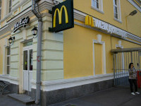 Rusia: Fostele restaurante McDonald’s, închise din cauza războiului, se redeschid, sub un nou nume şi cu un nou patron