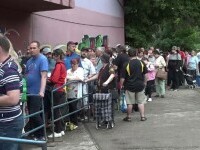 Sute de persoane cu handicap au așteptat la Galați ore în șir să-și ridice ajutoarele oferite de UE. „Asta este umilință”