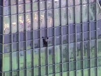 Protest inedit în SUA. „Spiderman pro-viață” s-a cățărat pe o clădire de 50 etaje pentru a atrage atenția asupra avortului