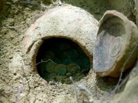Comoară descoperită în Mureș: Tezaur cu 300 de monede romane de argint și bronz, găsit îngropat în pădure