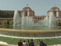 Caniculă extremă în sudul Europei. Turiștii și localnicii s-au bălăcit în celebra fântână Trocadero din Paris