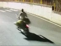 VIDEO Român filmat în Napoli în timp ce căra pe scuter cadavrul prietenului pe care l-a omorât