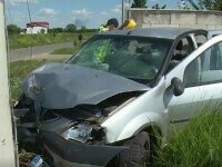 Accident grav în Dâmbovița. O familie întreagă a ajuns la spital, după ce mașina în care se afla s-a izbit de un stâlp