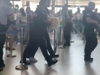 Momente tensionate pe aeroportul Otopeni. O femeie care făcea scandal, scoasă din rând şi escortată de agenţi