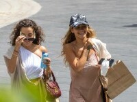 GALERIE FOTO Rita Ora, surprinsă la o plimbare în Madrid alături de sora ei