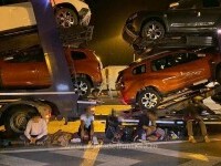 Descoperirea făcută de polițiștii de frontieră când au verificat mai multe mașini Dacia Duster transportate pe platformă