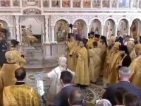 VIDEO Patriarhul Kirill a căzut în timp ce sfințea o biserică. Momentul a fost filmat