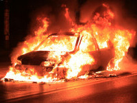 Un bărbat din Botoșani și-a lăsat mașina să ardă în drum pentru că pierdea avionul