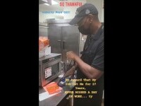 Ce a primit un angajat al unui fast-food cunoscut după 27 de ani de muncă fără nicio zi liberă