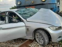 FOTO Accident feroviar în Ialomița. Un BMW a fost lovit în plin de un tren de persoane