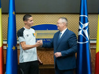 Premierul Nicolae Ciucă l-a premiat pe David Popovici, campion mondial la înot