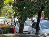 Incident neobișnuit în Oradea. O șoferiță parcată neregulamentar s-a baricadat în mașină, timp de patru ore