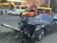 Un șofer beat din Suceava a intrat într-un stâlp și a rămas captiv în caroserie
