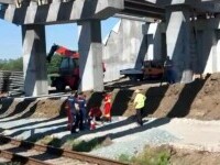 Un tânăr a supraviețuit în mod miraculos, după ce a căzut de pe un pod al șantierului drumului expres Craiova-Pitești