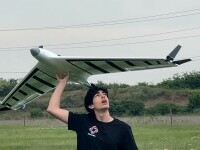 Trei elevi români, premiați în SUA, pentru o aripă de avion revoluționară care scade consumul și face avionul „invizibil”