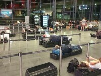 Zeci de români au dormit două nopți într-un aeroport din Bruxelles. Sute de zboruri s-au anulat în Europa