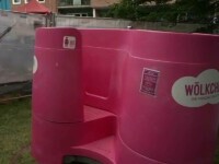 Toaletele roz pentru doamne, fără ușă, testate la un festival din Germania. „Stai 30 de secunde”