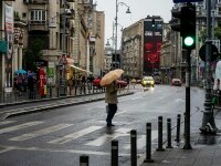 oameni pe strada, bucuresti, umbrela