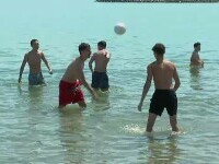Curajoșii au făcut prima baie în mare din acest sezon, de 1 iunie. „E rece pentru adulți, dar ăștia micii cică e super bună”