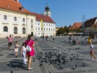 oameni pe strada, soare, sibiu