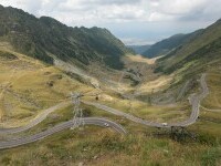 Transfăgărășanul se deschide vineri. Autoritățile avertizează cu privire la hrănitul urșilor pe traseu