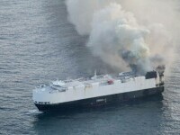 Un vapor uriaș care transporta 3.000 de mașini a luat foc. Echipajul a abandonat nava în flăcări lângă Alaska