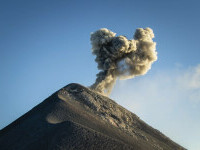 Sute de persoane evacuate după ce un vulcan „s-a trezit” în Guatemala. VIDEO