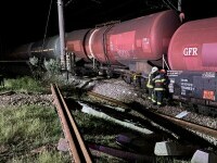 Pericol de explozie pe calea ferată în Teleorman. Locomotiva şi două vagoane ale unui tren plin cu benzină au deraiat
