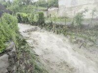 Furtună puternică în Argeș. Localnicii au cerut ajutorul pompierilor în comuna Cetățeni după ce apa le-a inundat curțile