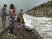 Zăpadă pe Transalpina, în la minivacanța de Rusalii. Turiștii s-au bucurat de peisaje și mâncare tradițională la stâne