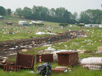 câmp acoperit cu gunoaie