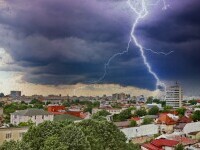 Furtună puternică în București, cum vezi „o dată la 100 de ani”. Au intervenit pompierii. Trei zboruri au fost redirecționate