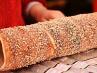 Doi poliţişti din Neamţ sunt cercetaţi de superiori după ce au încătuşat o femeie care vindea kurtos la un stand