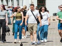 oameni pe strada