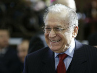 SRI: Ion Iliescu este în continuare la ATI, cu necesar de oxigen suplimentar și limitare aproape completă de mobilitate