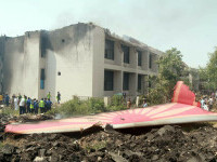 Un avion cu 242 de persoane la bord care se îndrepta spre Londra s-a prăbușit într-o zonă rezidențială din India | FOTO