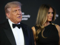 Donald și Melania Trump, huiduiți și aplaudați, în timp ce asistau la muzicalul Les Misérables