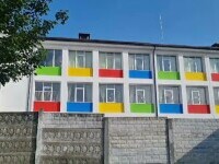 O elevă din Hunedoara s-a întors în școală după terminarea orelor și s-ar fi aruncat de la etaj. E în stare gravă la spital