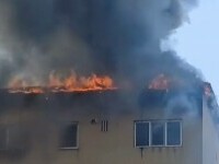 Incendiu violent în Slatina. Acoperișul unui bloc a ars, locatarii au ieșit în fugă