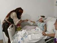 Johnny Depp, Jack Sparrow pentru o zi la un spital de pediatrie din Madrid. Reacția celor mici. GALERIE FOTO