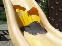 Locurile de joacă din Iași au devenit extrem de periculoase pentru copii: „Parcul de la școală este distrus”