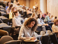 Trezirea unei generații. Sătui de scandalagii din politică, tinerii se apucă de studiat. Facultatea la care sunt 6 pe un loc