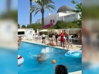 Scene violente la o piscină din Ibiza. O femeie a fost lovită cu un scaun în cap. De la ce a pornit scandalul. VIDEO