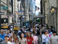 oameni pe strada SUA