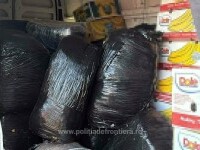 Poliţiştii din Giurgiu au făcut o descoperire de aproape 20.000 de euro într-un microbuz. Ce ascundea șoferul. FOTO