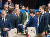 Nicuşor Dan, alături de preşedintele SUA, Donald Trump, la Summitul NATO de la Haga. Cei doi şi-au strâns mâna