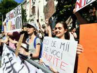 Protestele studenților continuă. Reproșuri la adresa lui Bolojan: „Pentru tine e un număr, pentru mine e chiria”