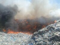 Încă un incendiu la o groapă de gunoi. Pompierii se luptă cu flăcările uriașe în Bistrița-Năsăud. VIDEO